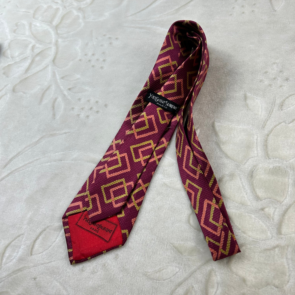 Cravatta Yves Saint Laurent Paris Vintage 100% Seta Fantasia Geometrica Bordeaux