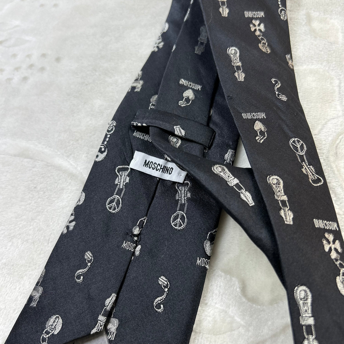 Cravatta Moschino Vintage 100% Seta Nera Fantasia Charms Gioielli