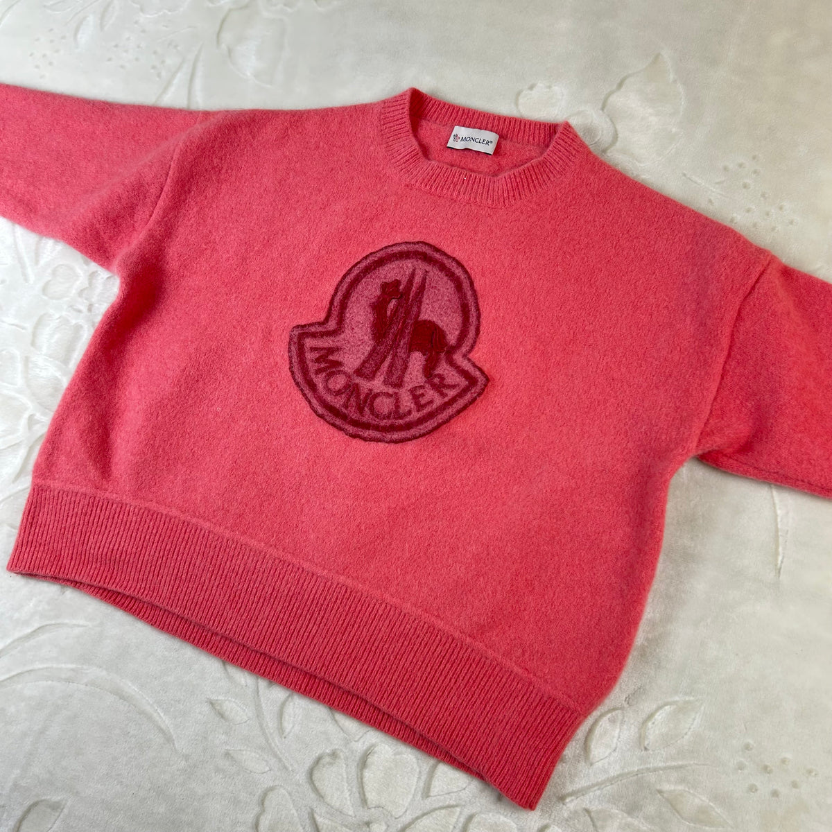 Maglione da donna Moncler in lana rosa con maxi logo (L)