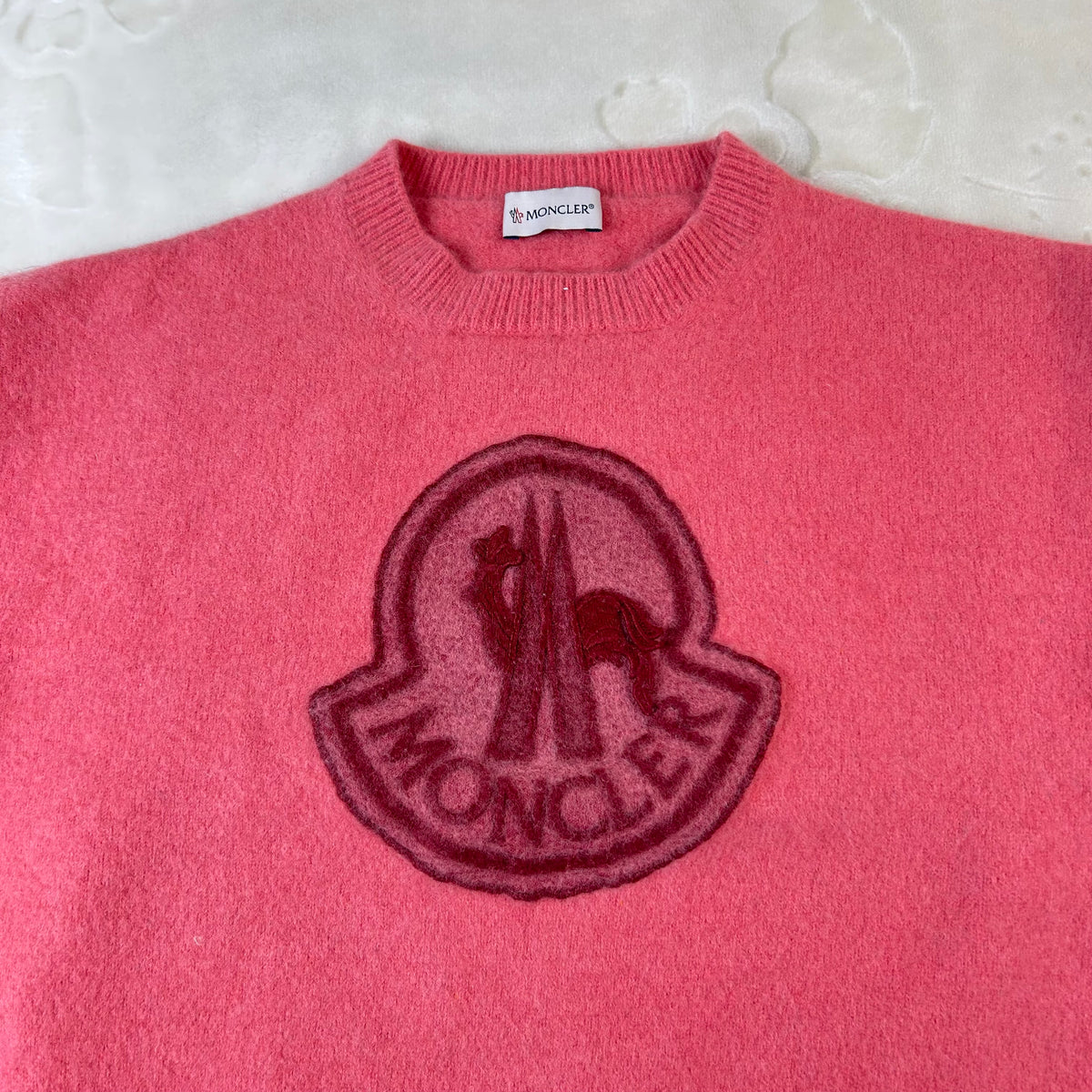 Maglione da donna Moncler in lana rosa con maxi logo (L)